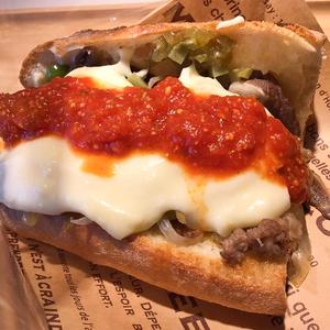チーズステーキサンドイッチ トッピング アラビアータソース