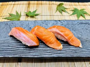 サーモンにぎり3貫 3 pieces of salmon nigiri