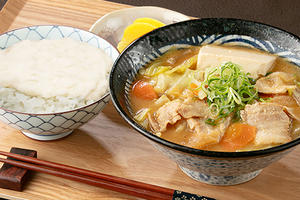 八種具材の豚汁とろろごはん定食