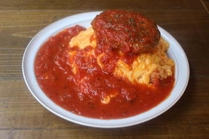 牛ハンバーグトマトオムライス