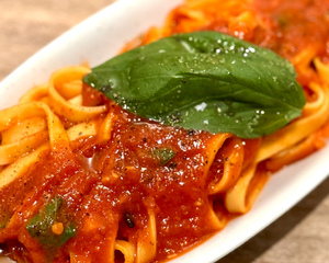 トマトソースとバジルのパスタ