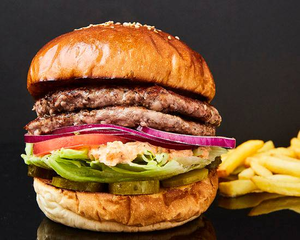 ゴールデンブラウン クラシックダブルバーガー(フレンンチフライ付) Classic Double Burger