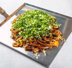 うどん肉玉・チーズ・たっぷり青ネギかけ