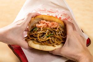 【焼そば増量】限定焼そばパン コーラ付
