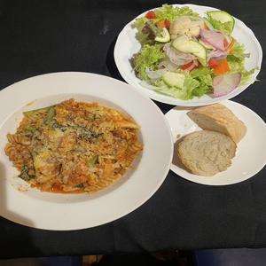 自家製ミートソースと旬野菜のトマトラグーソース『フジッリ』～自家製パン・サラダ付きセット～