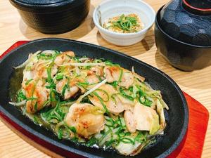 若鶏のねぎ塩鉄板焼き定食