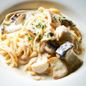 キノコのクリームパスタ