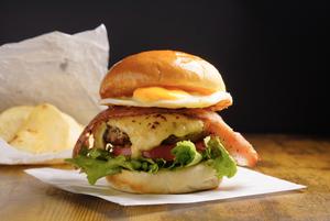 和牛ベーコンエッグチーズバーガーとポテチbacon egg cheese  beef burger and bacon and  Potato Chips