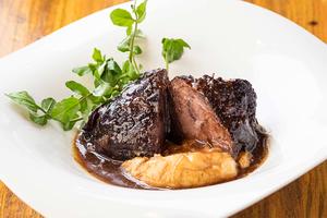 和牛ホホ肉の赤ワイン煮込み