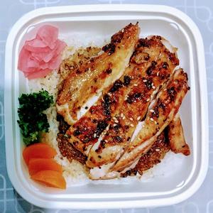 チー・鶏丼(おこげ飯、みそ汁、サラダ付き)