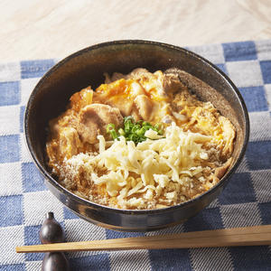 厳選豚カルビと濃厚チーズのやみつき卵とじ丼
