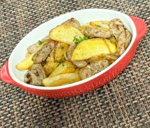 ソテーした超粗挽きポークパティの旨みが染み込んだジャーマンポテト750 German potatoes