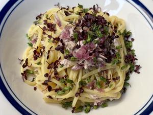 紅蓼と穂紫蘇がけ鰹なまり節の梅バターソーススパゲッテ