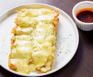 チーズ海鮮チヂミ Cheese and Seafood Korean Pancake