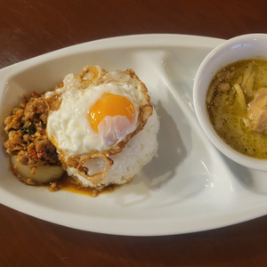 ガパオライスとグリーンカレーのセット