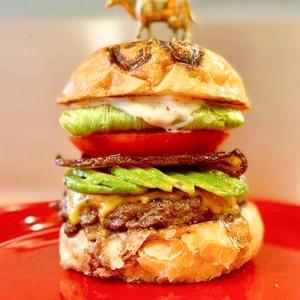 自家製ベーコンアボカドチーズバーガー