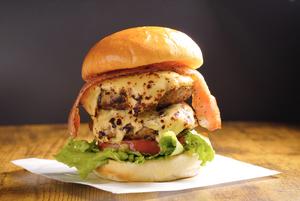ダブルベーコンチーズ和牛バーガーdouble Wagyu beef burger and cheese bacon egg
