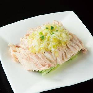 蒸し鶏の特製タレかけ