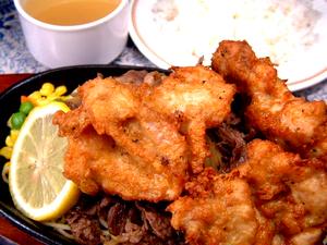 チャンピオン受賞の特製から揚げ＆ 当店名物の牛肉鉄板パスタ ライス付き Fried Chicken＆ GriddleBeef Pasta (+Rice)