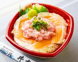 炙りトロサーモンねぎとろ丼