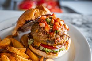 メキシカンバーガー (フレンチフライ付き)Mexican Burger with French Fries