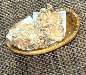 自家製にんにく醤油ダレに漬け込んだ極旨唐揚げ  Delicious fried chicken