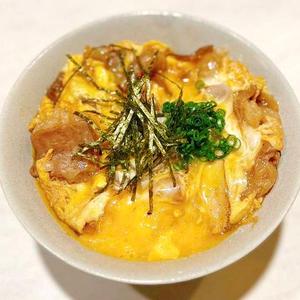 【人気No.1】モツ卵とじ丼