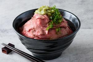 濃厚ローストビーフとハラミ丼「タルビー」 刻みわさびのローストビーフ丼 Wasabi Roast Beef Bowl