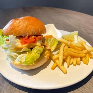 スパイス香るラムチーズバーガー 特製サルサと自家製スパイス