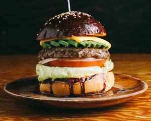 アボカドチーズバーガー