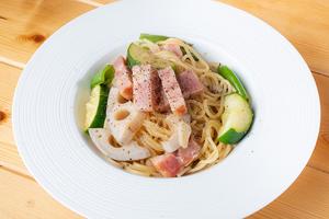 ベーコンと野菜のペペロンチーノ