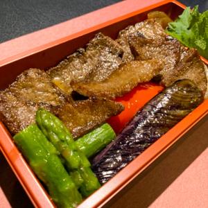 A-5黒毛和牛のソテーをのせた和風ピラフ重 彩り野菜ぞえ スープ付き
