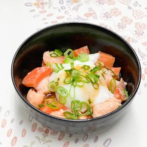 丼丸 サーモンユッケ