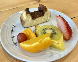 バスクチーズケーキ 季節のフルーツ添え