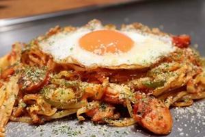 目玉焼きナポリタン乗せ