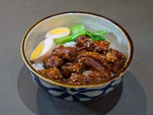 豚すね肉丼