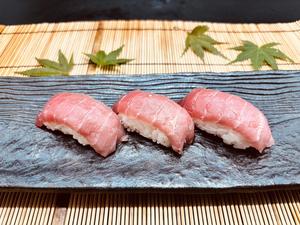 本鮪中とろにぎり3貫 3 pieces of medium fatty tuna nigiri