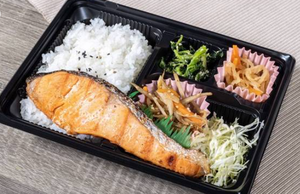 鮭弁当 ※ほうれん草→ひじきの煮物 ※麦飯になります