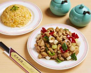 チャーハンと鶏肉カシューナッツ炒めのブレート