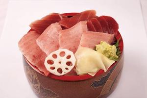 寿司屋が作るメバチマグロ赤身、中トロ盛り合わせ丼