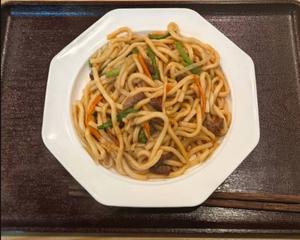 ラム肉焼きうどん (サラダ付き)