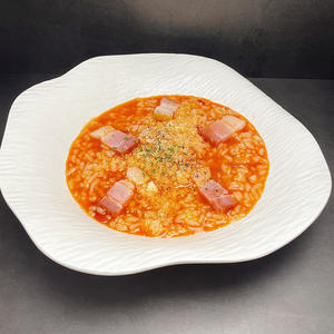 スモークベーコンのスパイシートマトリゾット Smoked bacon and spicy tomato trisotto