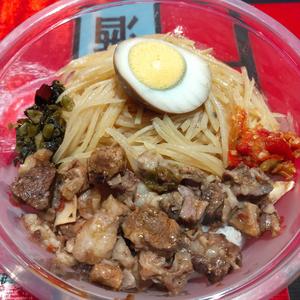 牛肉椒拌(牛肉の醤油煮込みかけご飯)