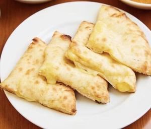 チーズナン Cheese Naan