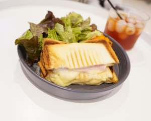 ハムチーズホットサンド(サラダ付き)