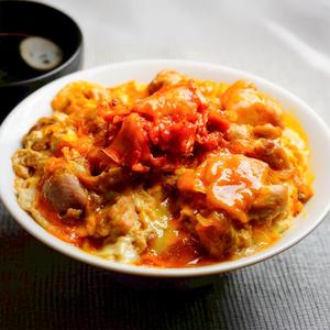 キムチの親子丼(鶏 80g)と豚汁 Kimchi oyakodon (80g chicken) and pork miso soup