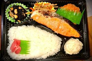 焼鮭弁当