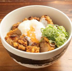 若鶏のあご出汁唐揚げ丼【温玉入り】