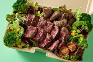 【食べ比べ】2種相盛りステーキのパワーサラダ(赤身肉100g ＆ ハラミ100g) Steak Combo Salad