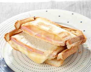 定番のロースハムと2種類のたっぷりチーズサンド